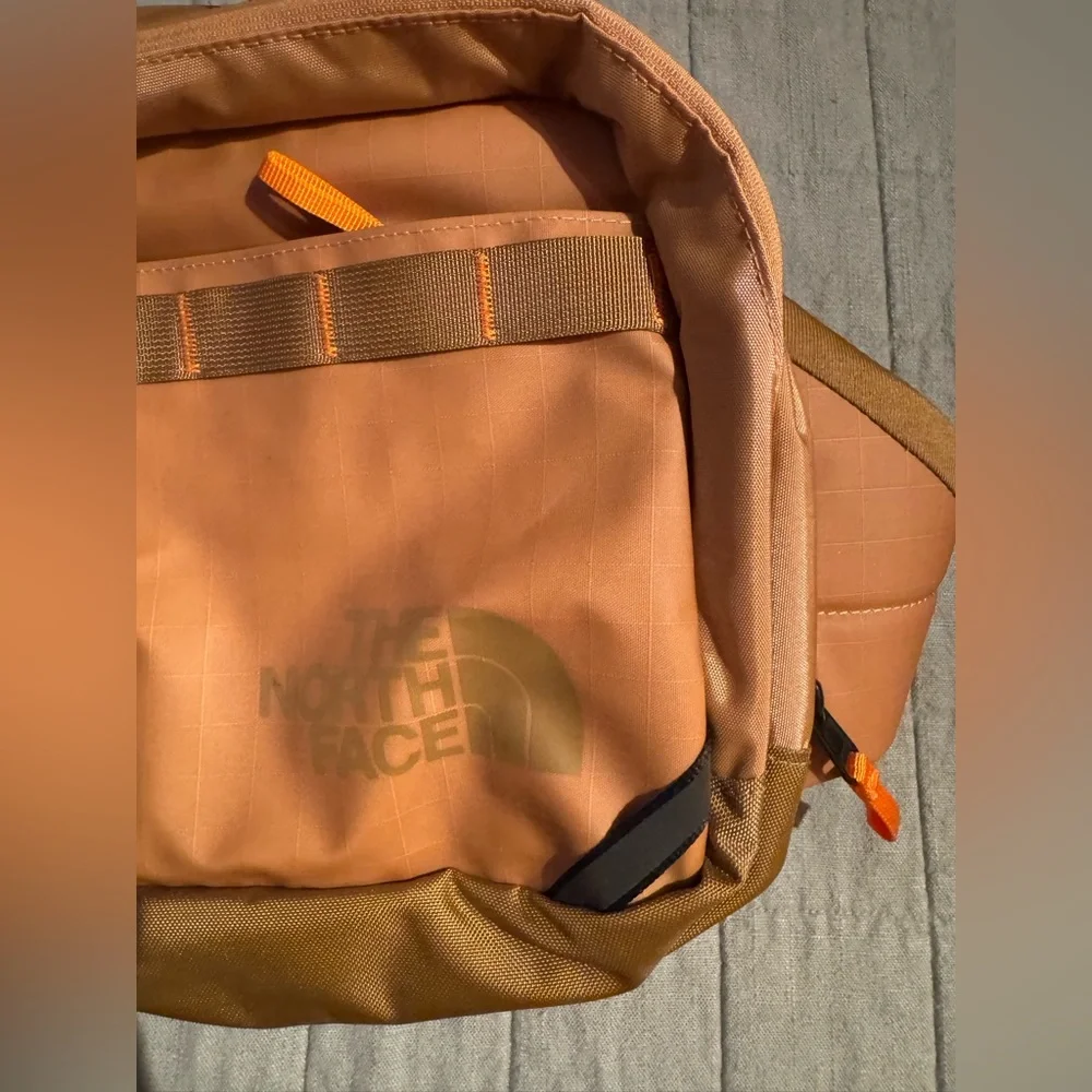 THE NORTH FACE Base Camp Voyager Sling Bag - Picture 9 of 13